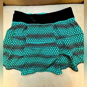 Lululemon vintages skirt. Size 6 Pretty turquoise print.  Like new.